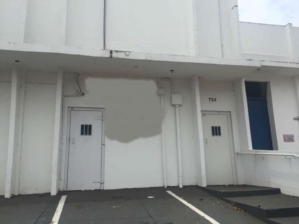 Pessoa que passava em frente ao prédio ouviu os gritos de socorro e chamou os bombeiros (Foto: Dyego Queiroz/G1 MS)