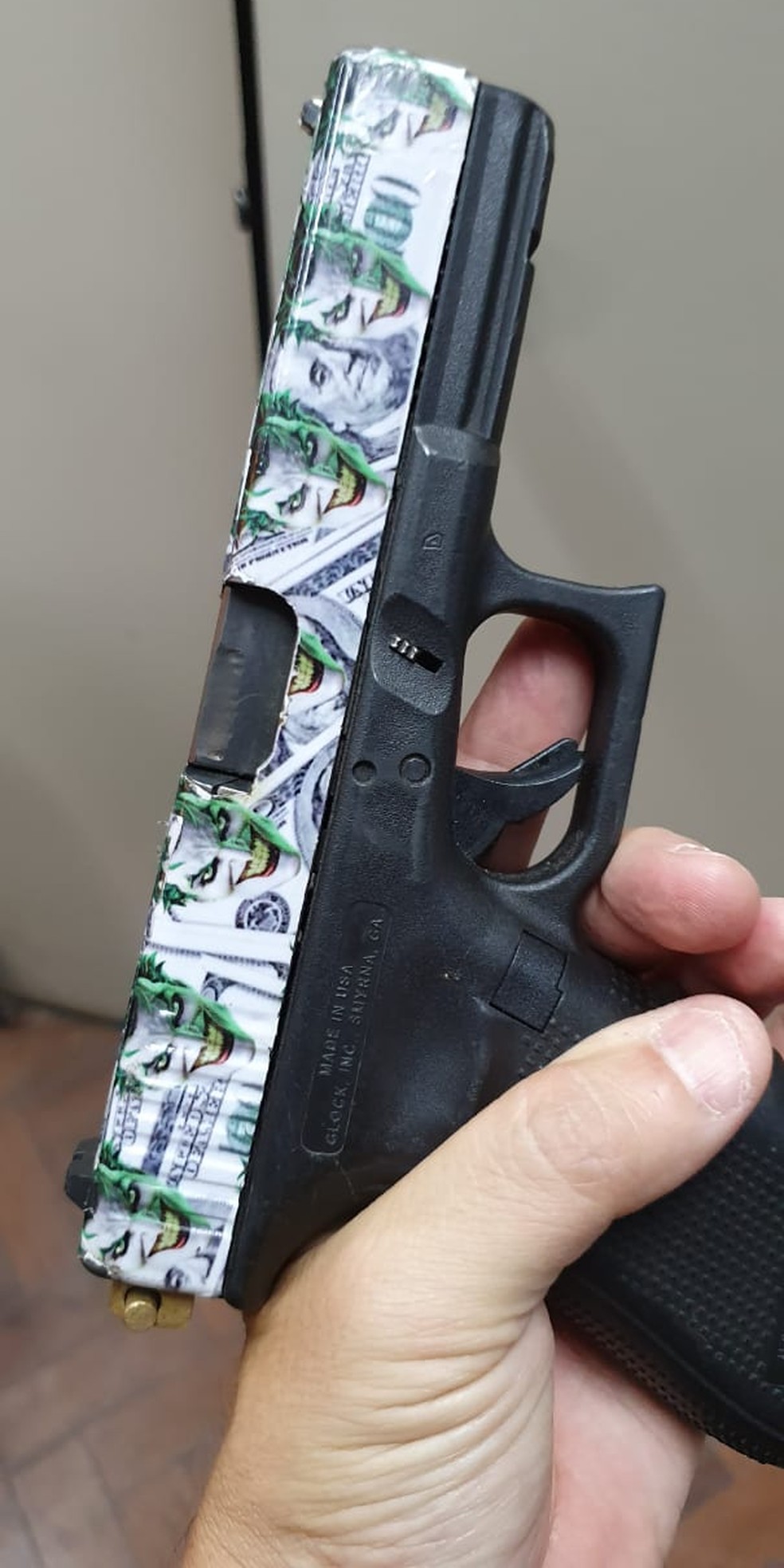 Polícia apreendeu pistola em apartamento na Baixada Fluminense — Foto: Divulgação / Polícia Civil