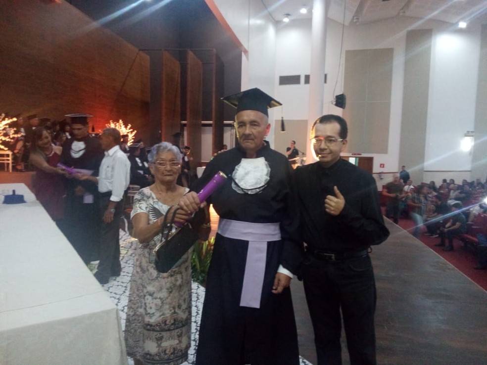 Elias de Araújo recebeu o canudo das mãos da mãe Maria do Carmo, de 84 anos, na quinta (10), na Ufac — Foto: Maik Araújo/Arquivo pessoal