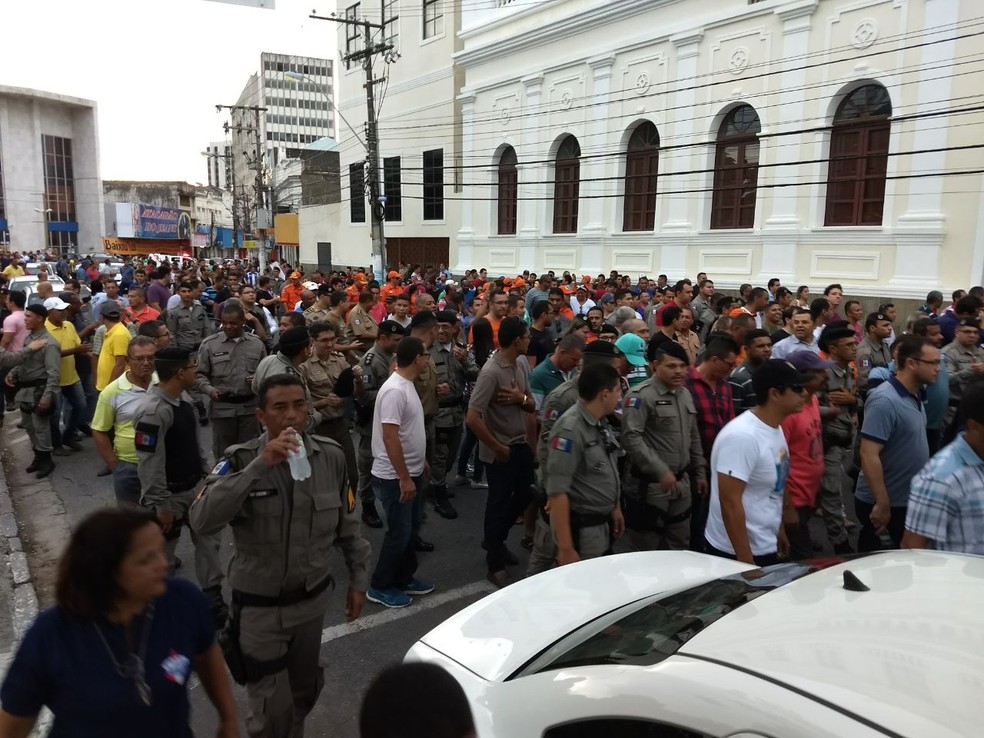 Servidores percorreram as ruas do centro de Maceió (Foto: Derek Gustavo/G1)