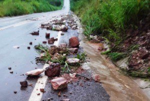 Chuva forte derruba muro e alaga cidade em MT; veja vídeo