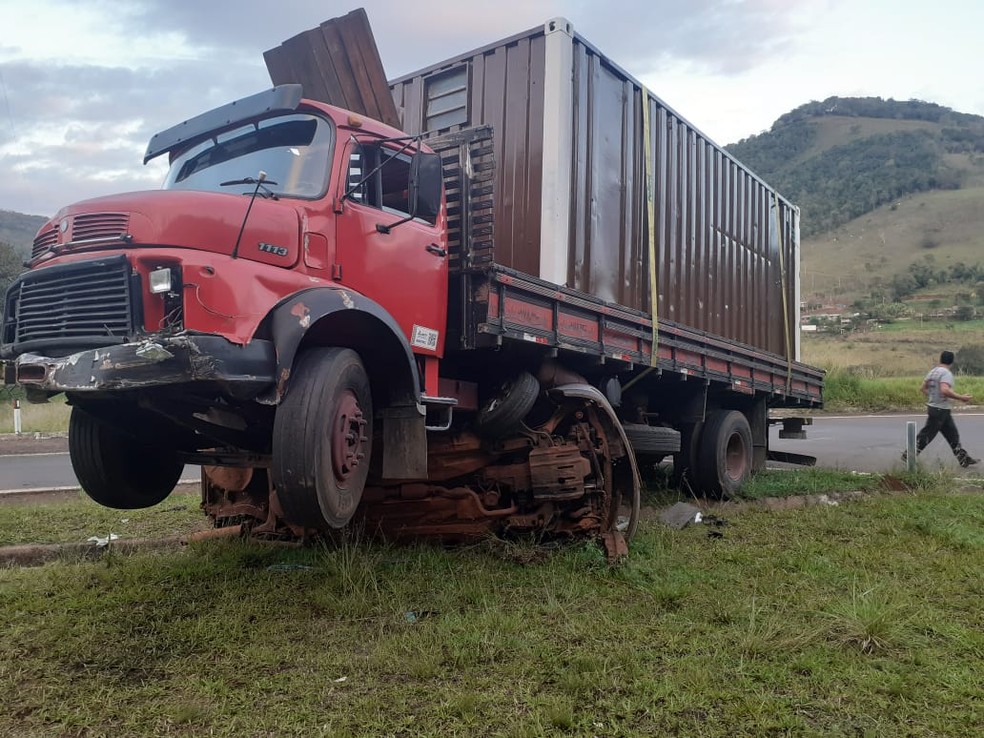 Motorista do veículo morreu e outros três ocupantes ficaram feridos.  — Foto: Divulgação / CRBM