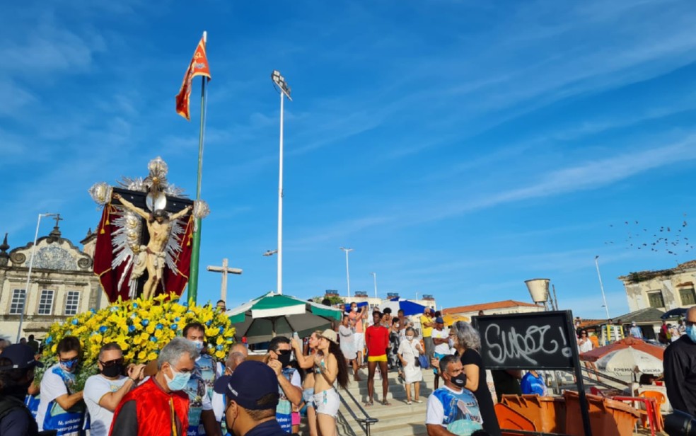 Galeota 'Gratidão do Povo' é levada ao mar para iniciar festejos a Bom Jesus dos Navegantes — Foto: Eduardo Oliveira/TV Bahia
