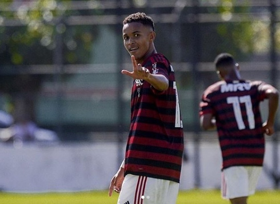 Lázaro comemora com o "L" para a namorada Leticia — Foto: Reprodução