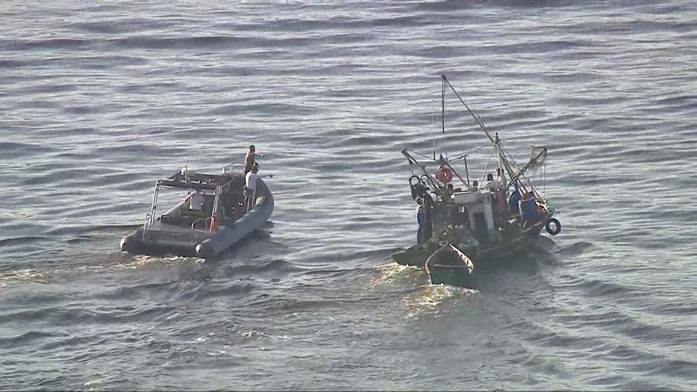 Barco da Capitania dos Portos se aproxima de traineira que invadiu área proibida — Foto: Reprodução/TV Globo