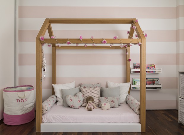 O estilo montessoriano está presente no quarto infantil. A cama com estrutura de casinha endossa a sensação de abrigo e lar (Foto: Divulgação)