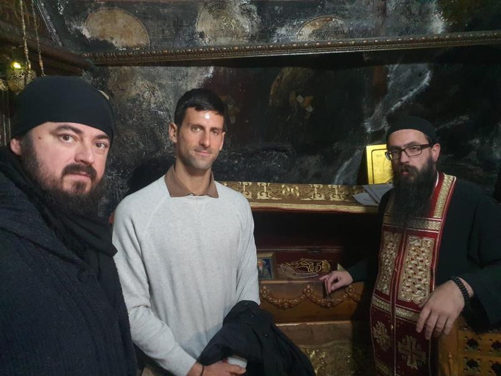 Novak Djokovic visita mosteiro ortodoxo em Montenegro — Foto: Reprodução/Twitter