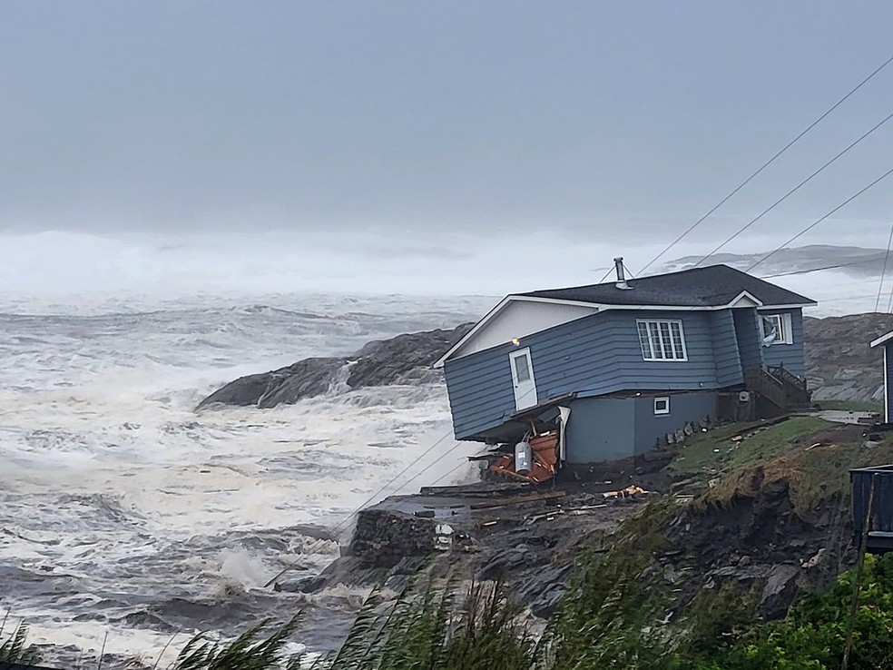 Casa é arrastada para o mar durante passagem da Tempestade Fiona por Port aux Basques, Canadá. — Foto: Rene Roy/Wreckhouse Press via AP