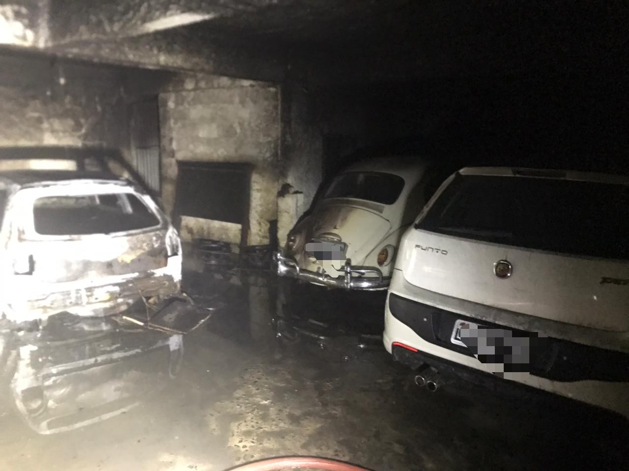 Carro pega fogo em garagem em Juiz de Fora; sete pessoas precisaram de atendimento médico