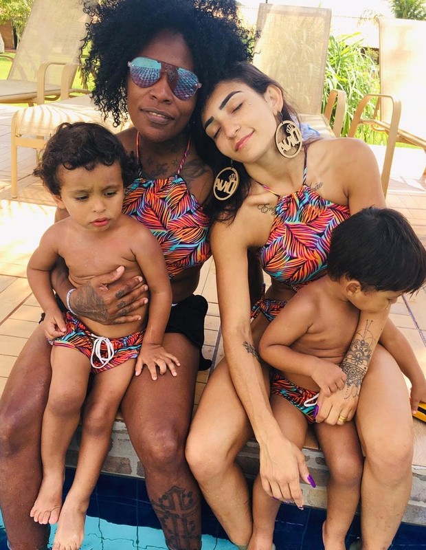 Thalyta Santos e Pepê com os gêmeos João Gael e Enzo Fabiano (Foto: Reprodução/Instagram)