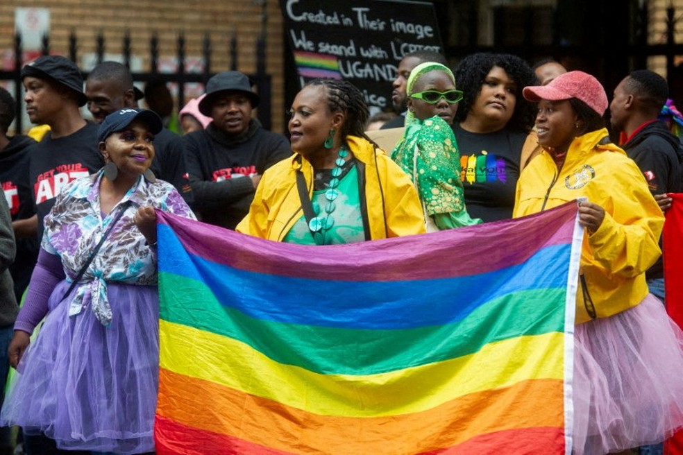 Manifestantes carregam bandeira LGBTQ durante protesto em 31 de março de 2023 — Foto: REUTERS/Alet Pretorius