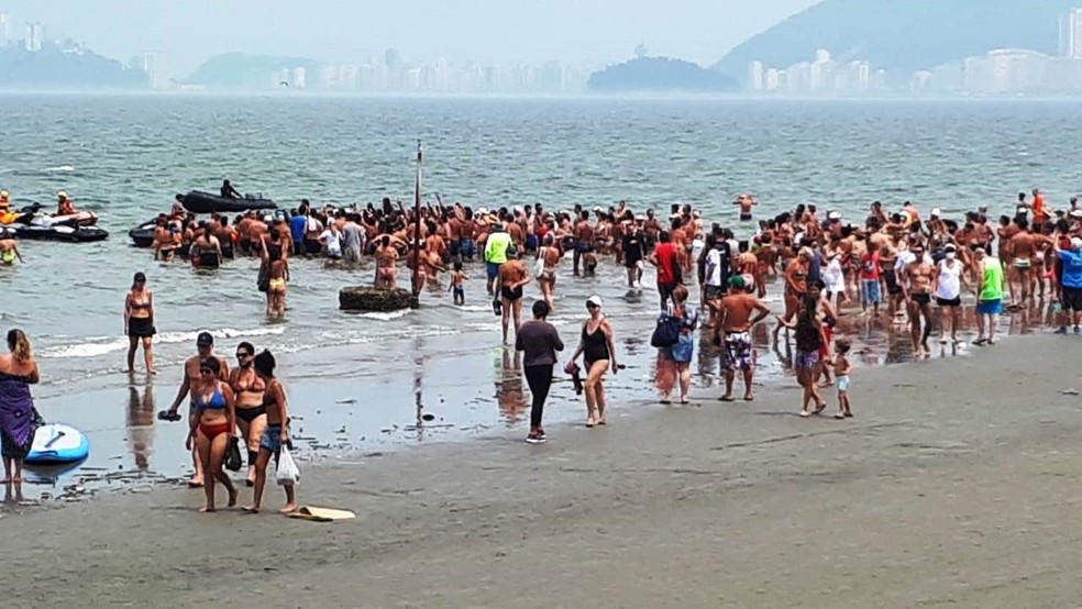 Jair Bolsonaro fez passeio de moto aquática e provocou aglomeração em Santos, SP — Foto: Rodrigo Nardelli/g1