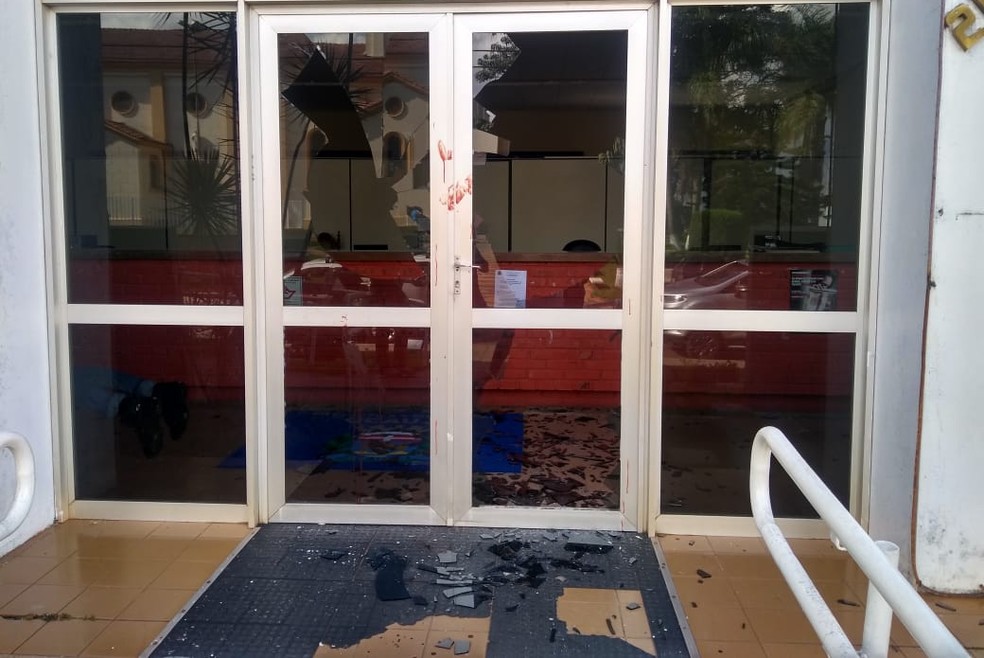 Para quebrar os vidros, homem cortou o braço e deixou marcas de sangue na porta da recepção da prefeitura — Foto: Divulgação