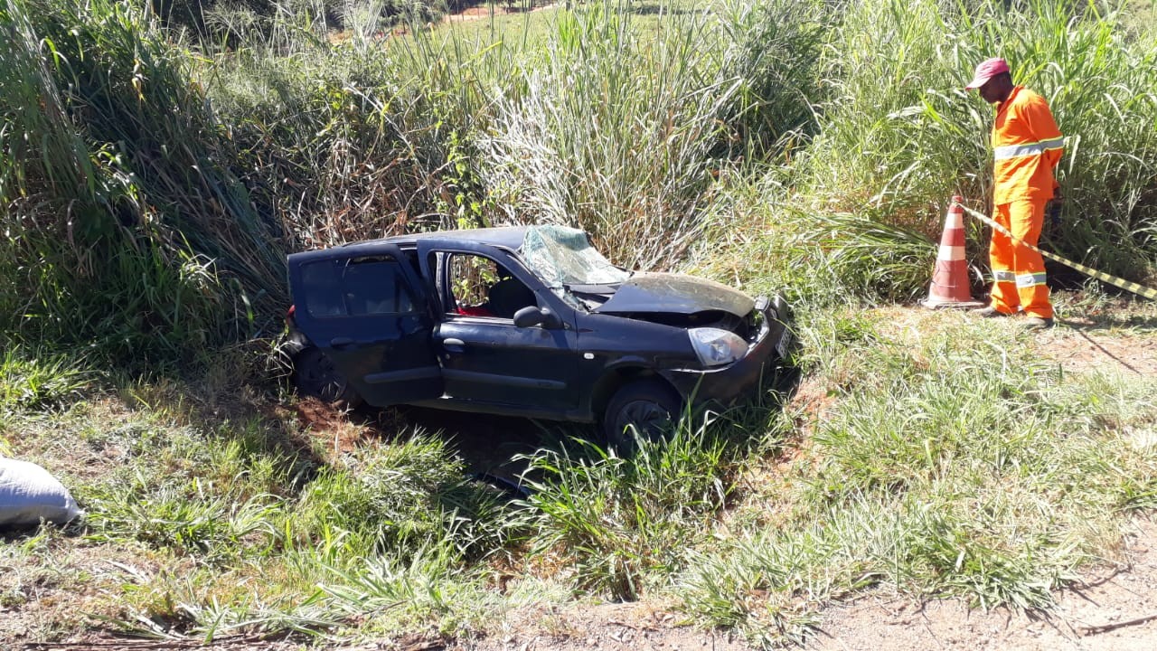 Carro bate de frente com cegonheira e motorista morre na BR-135, em Curvelo