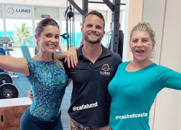 Flavia Alessandra, o personal trainer, Rafa Lund e a mãe da atriz, Rachel Costa (Foto: Reprodução / Instagram)