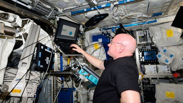 Astronauta Scott fazendo bateria de exames em órbita (Foto: Nasa)