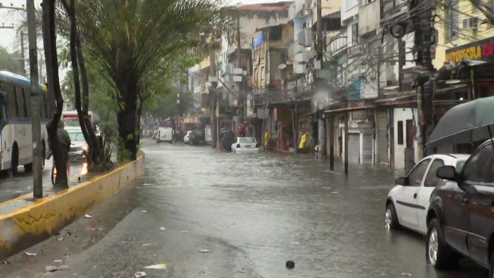 Poucos motoristas se arriscam a passar por alagamento no Rio das Pedras, na Zona Oeste do Rio — Foto: Reprodução/ TV Globo