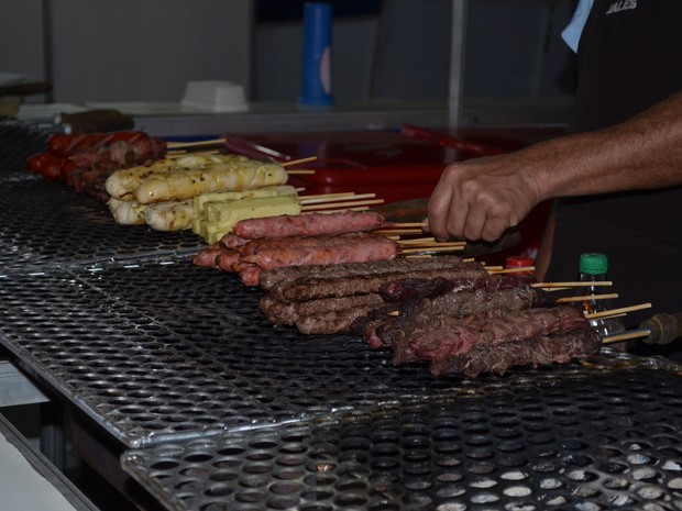 Comida de peão feita no fogo de chão em Barretos: você tem que provar essa  deliciosa tradição! - TudoGostoso