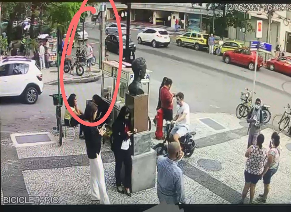 Em destaque, Igor aparece nas imagens roubando a bicicleta elétrica no Leblon no último sábado (12) — Foto: Reprodução/Arquivo Pessoal