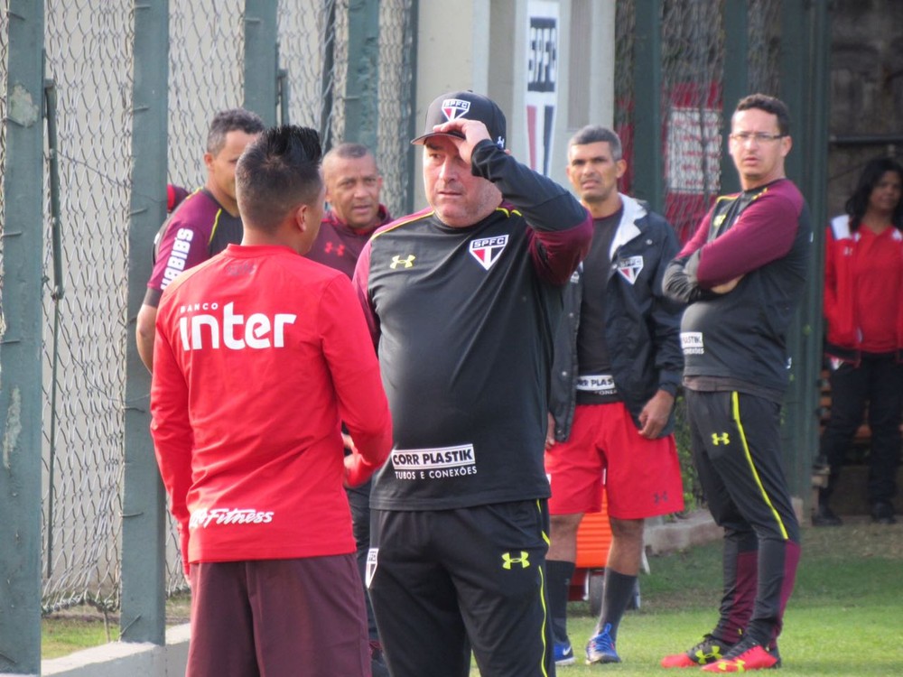 Pintado diz que Cueva não quis ir ao clássico contra o Santos para ser reserva