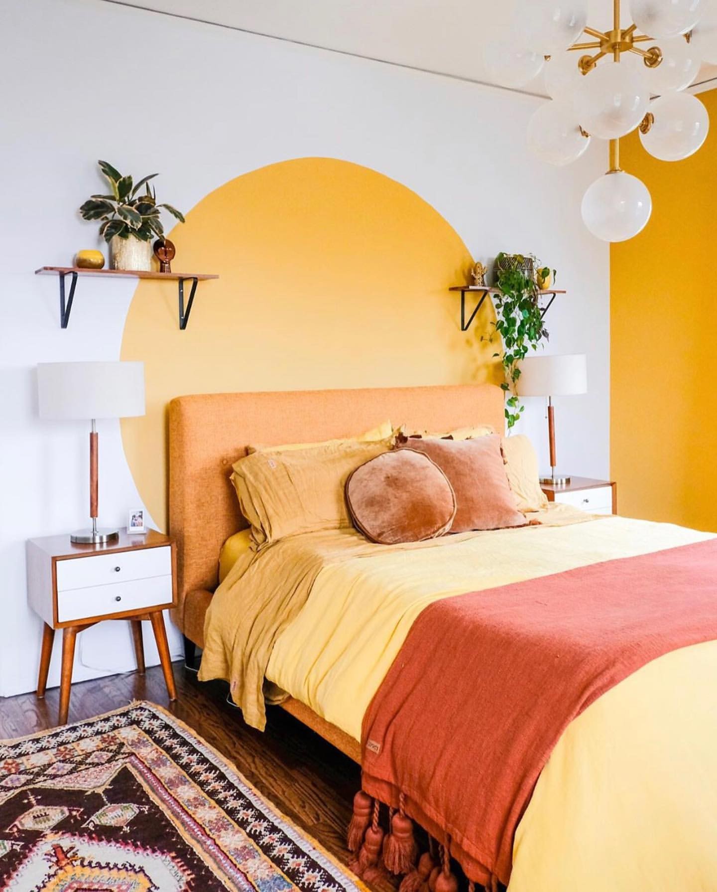 Décor do dia: quarto amarelo com pintura diferente na cabeceira (Foto: Reprodução/Instagram)