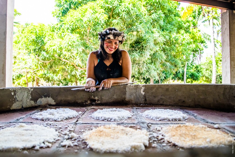 Na Aldeia Alto do Tambá, em Baía da Traição,  a potiguara Angelina chega a fazer 300 tapiocas por dia no verão