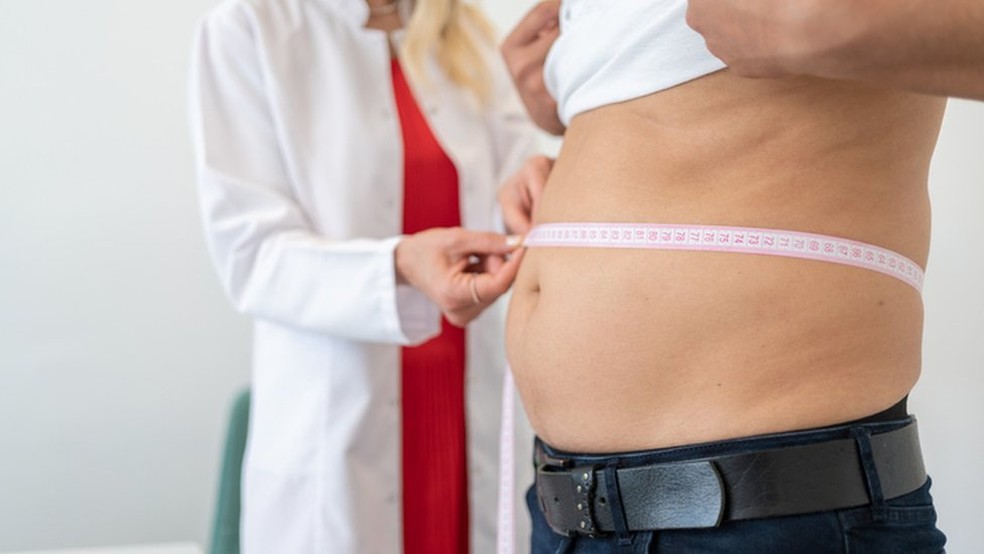 Obesidade, sedentarismo e alimentação desiquilibrada são alguns fatores por trás da queda nos espermatozoides — Foto: Getty Images via BBC