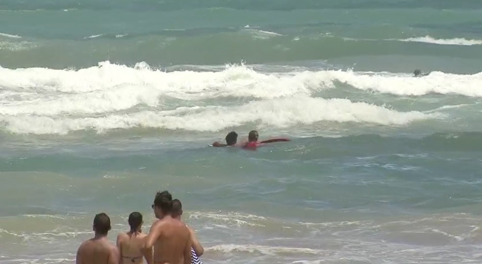 Bombeiro resgata taxista que se afogou ao tentar salvar banhista na Praia do Futuro, em Fortaleza — Foto: TV Verdes Mares/Reprodução