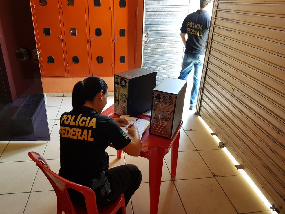 Polícia apreende computadores durante operação  — Foto: Ascom/PF