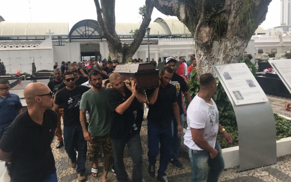 Corpo foi sepultado no Cemitério Campo Santo — Foto: Renam Pinheiro/TV Bahia