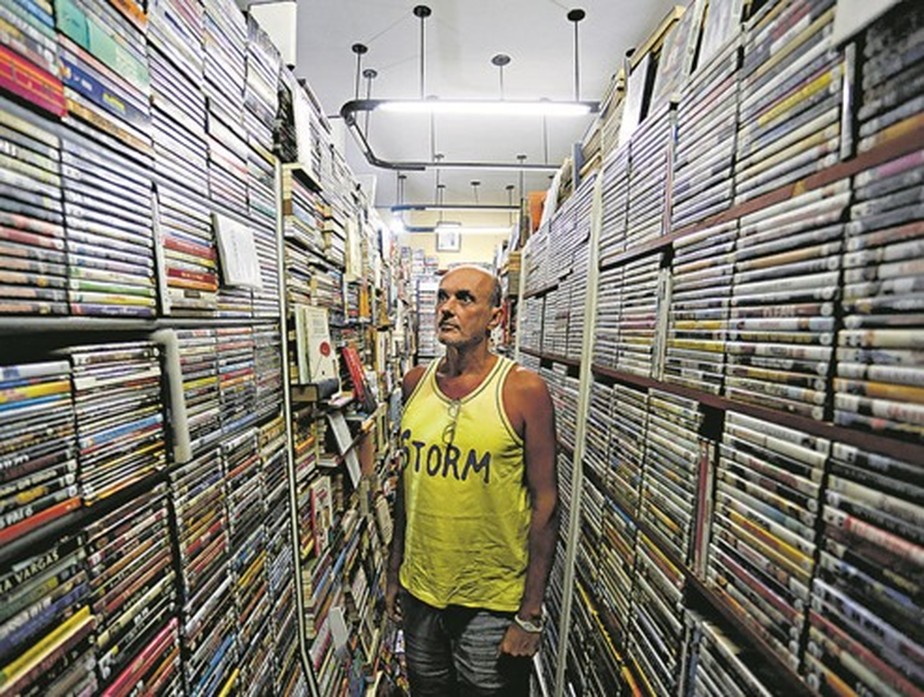 Acervo. Na Storm, José Carlos Menezes guarda 25 mil DVDs de filmes identificados por gêneros e diretores. Ele aposta em títulos difíceis de achar no streaming