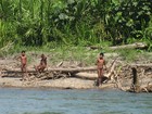 Fotos raras de índios isolados na Amazônia peruana são divulgadas