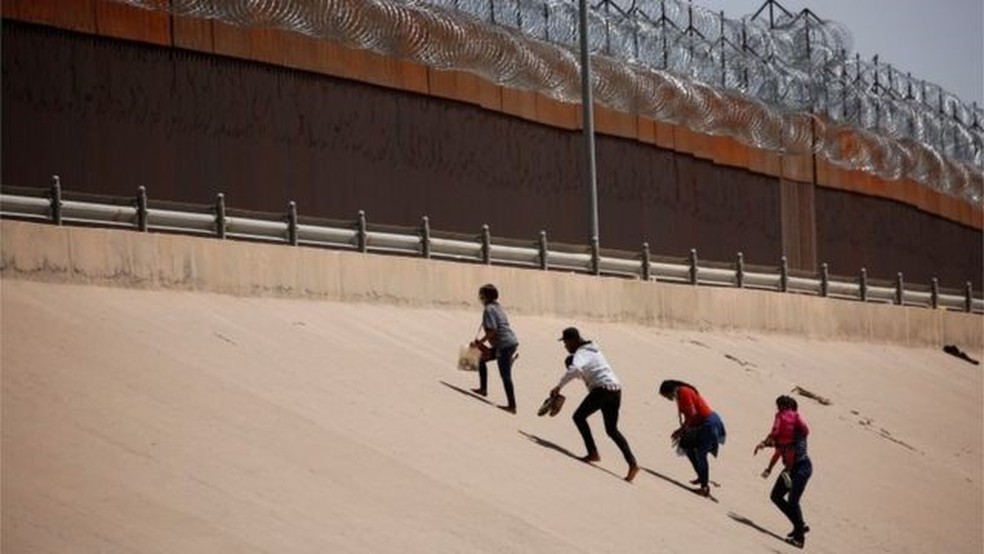 Algumas cercas são reforçadas com arame farpado, principalmente em áreas urbanas — Foto: Reuters/Via BBC