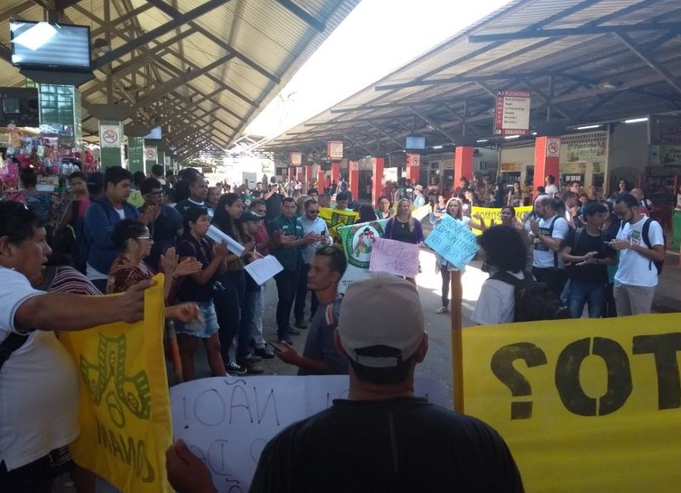 Manifestantes tomaram Terminal Urbano em Rio Branco  (Foto: Iryá Rodrigues/G1)