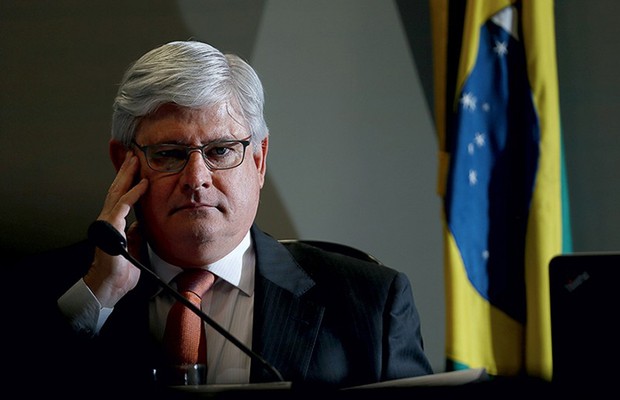 O procurador-geral da República, Rodrigo Janot, em seu gabinete na PGR (Foto: Agência Senado)