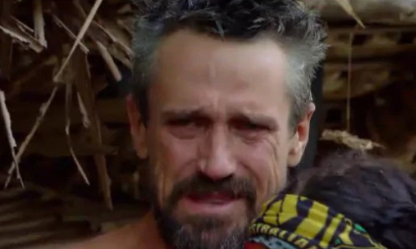 Lee Carseldine, participante do Survivor: All Stars, chorando após ser informado da morte da mãe (Foto: Reprodução)