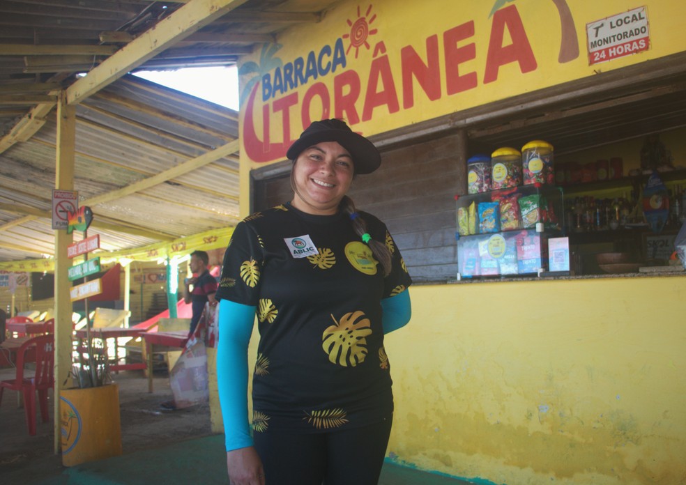 Além de liderar empreendimento, Natália Sousa está à frente de associação de barraqueiros da região. — Foto: Marcelo Monteiro/g1