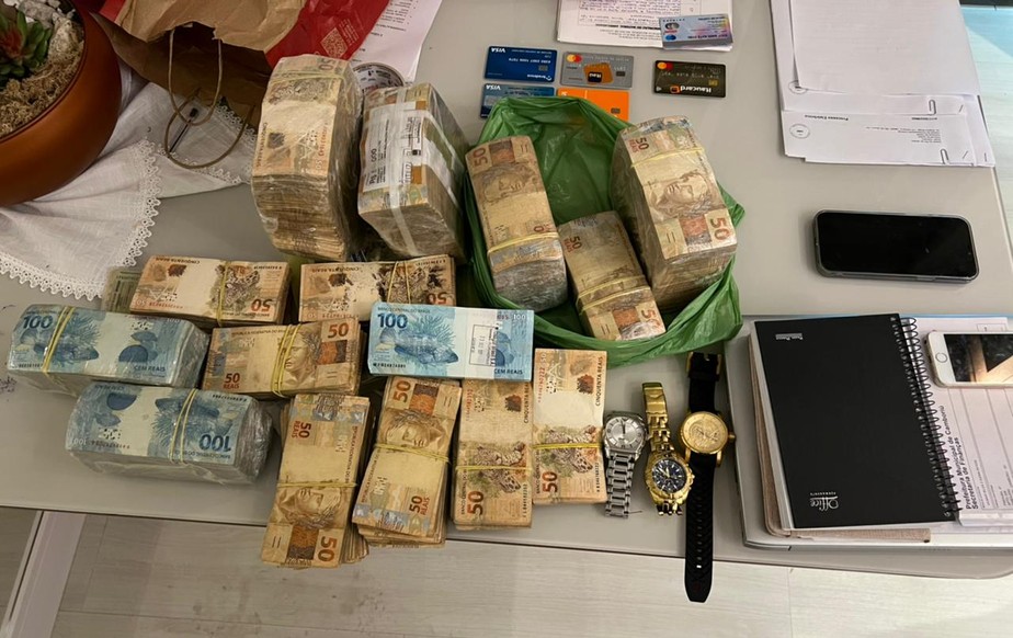 Dinheiro, relógios e documentos apreendidos pela Polícia Federal em uma das mansões, Santa Catarina