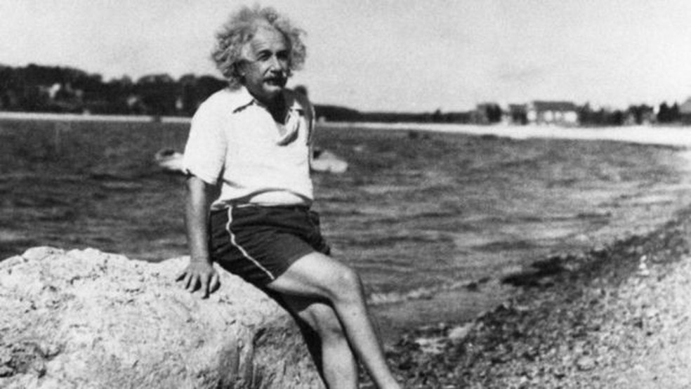 Einstein em praia no Estado de Nova York em 1939 — Foto: Getty Images via BBC