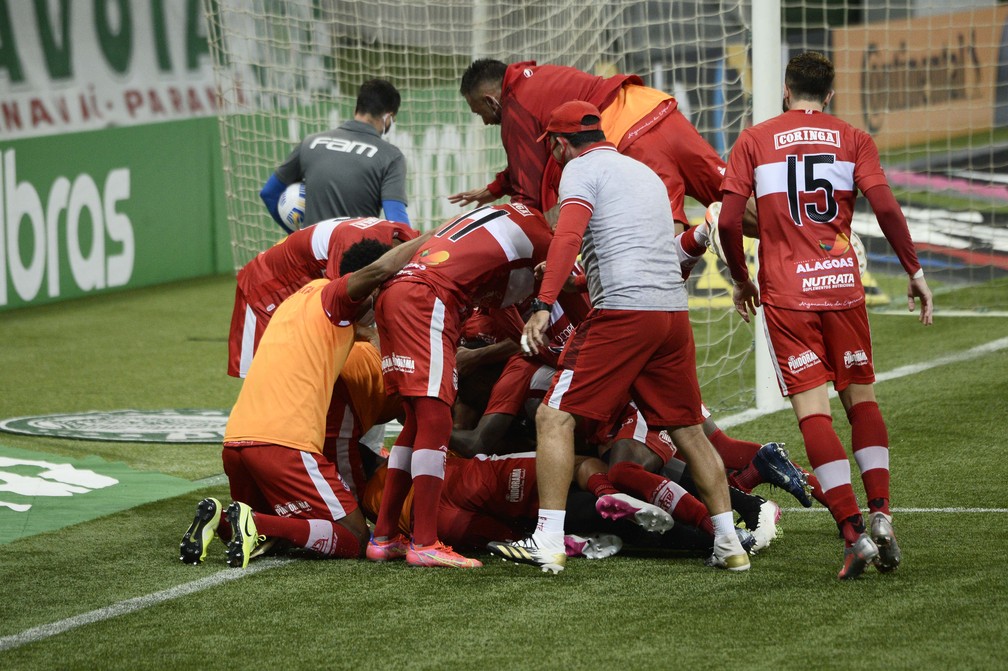 Jogadores do CRB comemoram a classificação contra o Palmeiras — Foto: Marcos Ribolli
