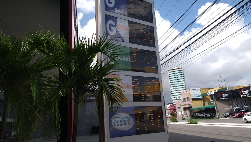 Posto de combustível vende gasolina a R$ 5,45.  — Foto: Davi César/Sistema Verdes Mares