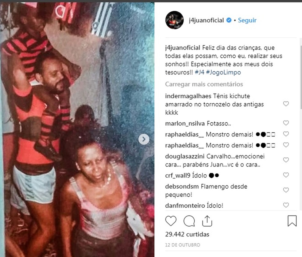 Nos ombros do pai, Juan, um pequeno rubro-negro, já sonhava vestir a camisa do Flamengo — Foto: Reprodução Instagram oficial Juan