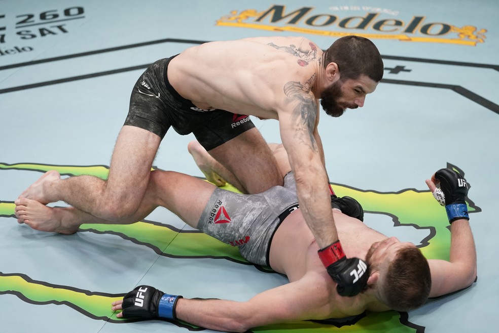 Matthew Semelsberger nocauteou Jason Witt em 16s de luta no UFC Edwards x Muhammad — Foto: Getty Images