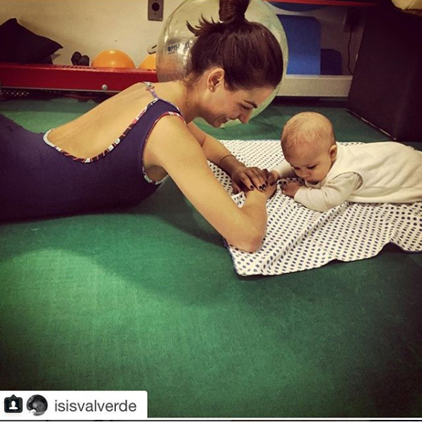 Isis com o filho da fisioterapeuta Flavia, em foto de 2015 (Foto: Reprodução Instagram)