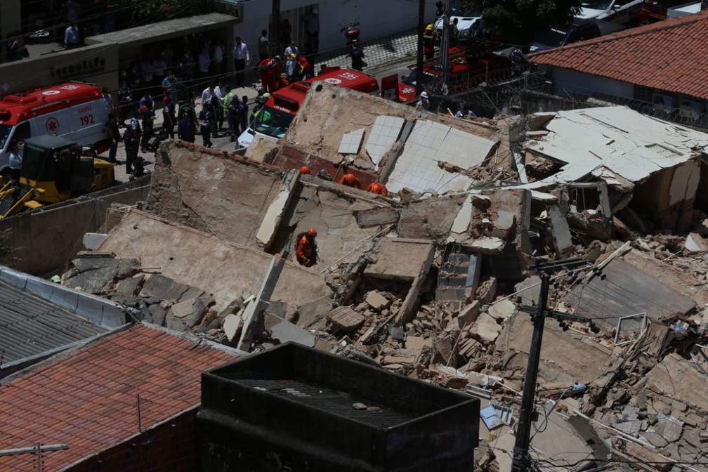 Bombeiros buscam desaparecidos em meio aos escombros do prédio desabado em Fortaleza — Foto: Natinho Rodrigues/G1