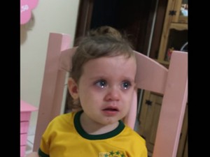Criança chora após Neymar se machucar na Copa (Foto: Reprodução/YouTube)