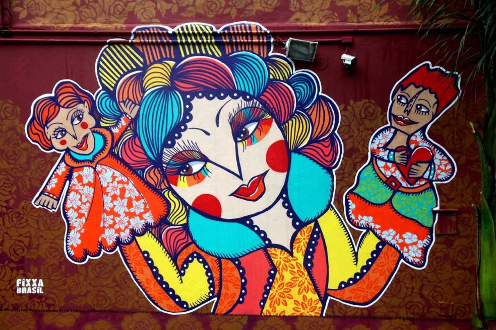 Artista foi convidada para grafitar em uma estação de trem histórica em Basco, na Espanha — Foto: Arquivo pessoal