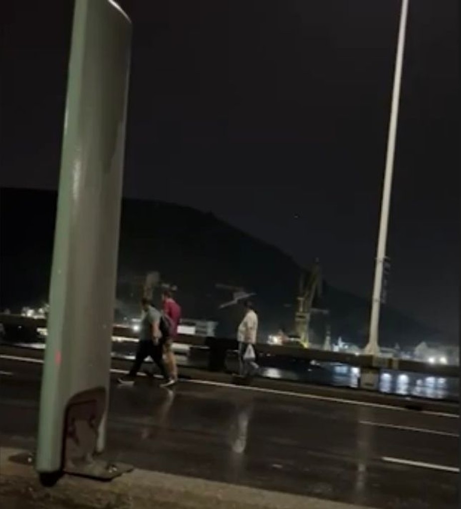 Pessoas caminham na Ponte Rio-Niterói após fechamento da via