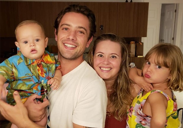 Rafael Cardoso, Mariana Bridi e os filhos, Aurora e Valentim (Foto: Reprodução / Instagram)