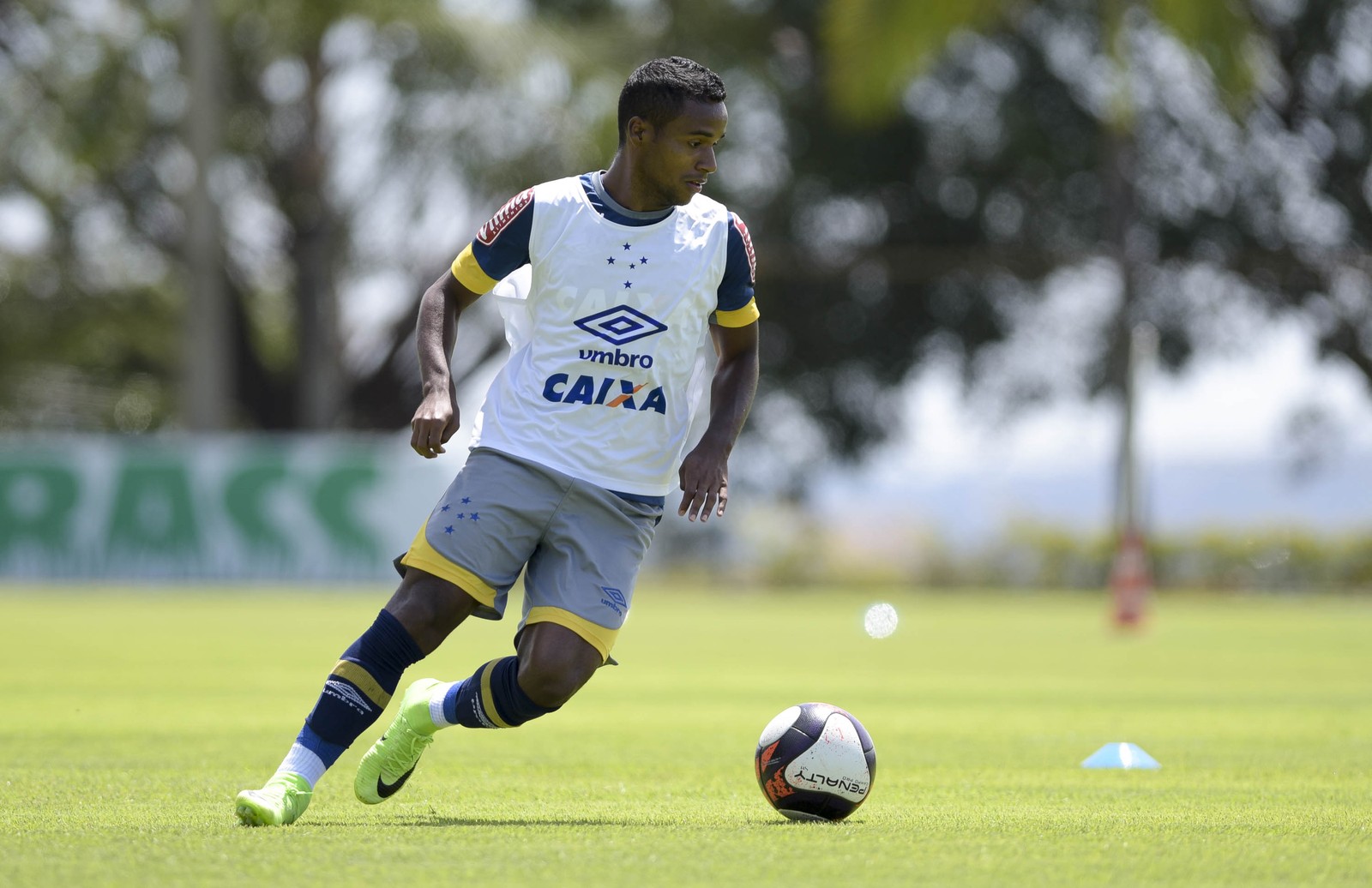 Elber sofre lesão muscular na coxa esquerda e desfalca o Cruzeiro em decisões